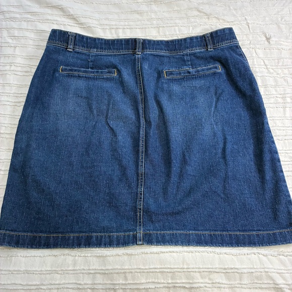 DH Denver Hayes Denim Skirt. Blue. Pockets in front. Zipper and button closure. - Picture 5 of 11